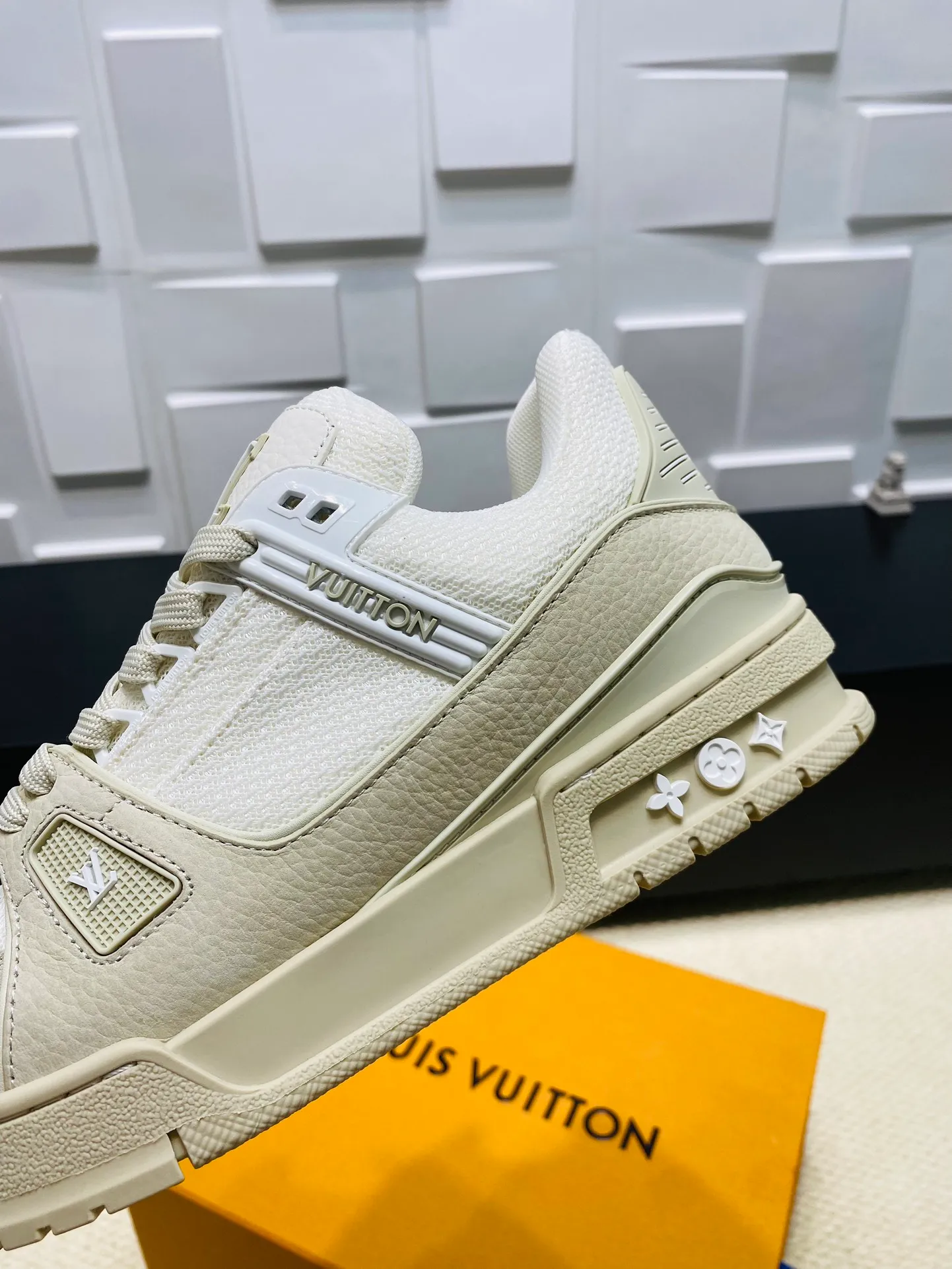 👟👟Ex-factory price 800👟👟 💰💰💰 Hot style 🆕🆕🆕𝙇𝙑 LV Louis Vuitton L House Donkey Brand Trainer Series Couple Style Casual Sports Shoes Skateboard Shoes Original Purchase Development Production Production This pair of LV Trainer sneakers are made of a blend of technical materials with waterproof properties. The meticulously crafted upper is notable for its many signature details, including Louis Vuitton and #54 in script, referencing the year 1854. Exquisite packaging at the delivery counter🛍📦 ▪️Fabrics: Original customized imported cowhide ▪️Inner lining: Original customized breathable mesh ▪️Outsole: Original open-molded non-slip TPU combination outsole ▪️Sole thickness: 3 cm ▪️Size: Women's 35-41 / Men's 38-46